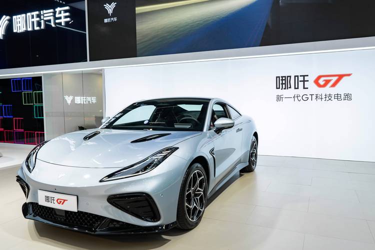 成都70哪吒汽车在智能汽车领域的表现，领途汽车在新能源汽车市场中的影响力